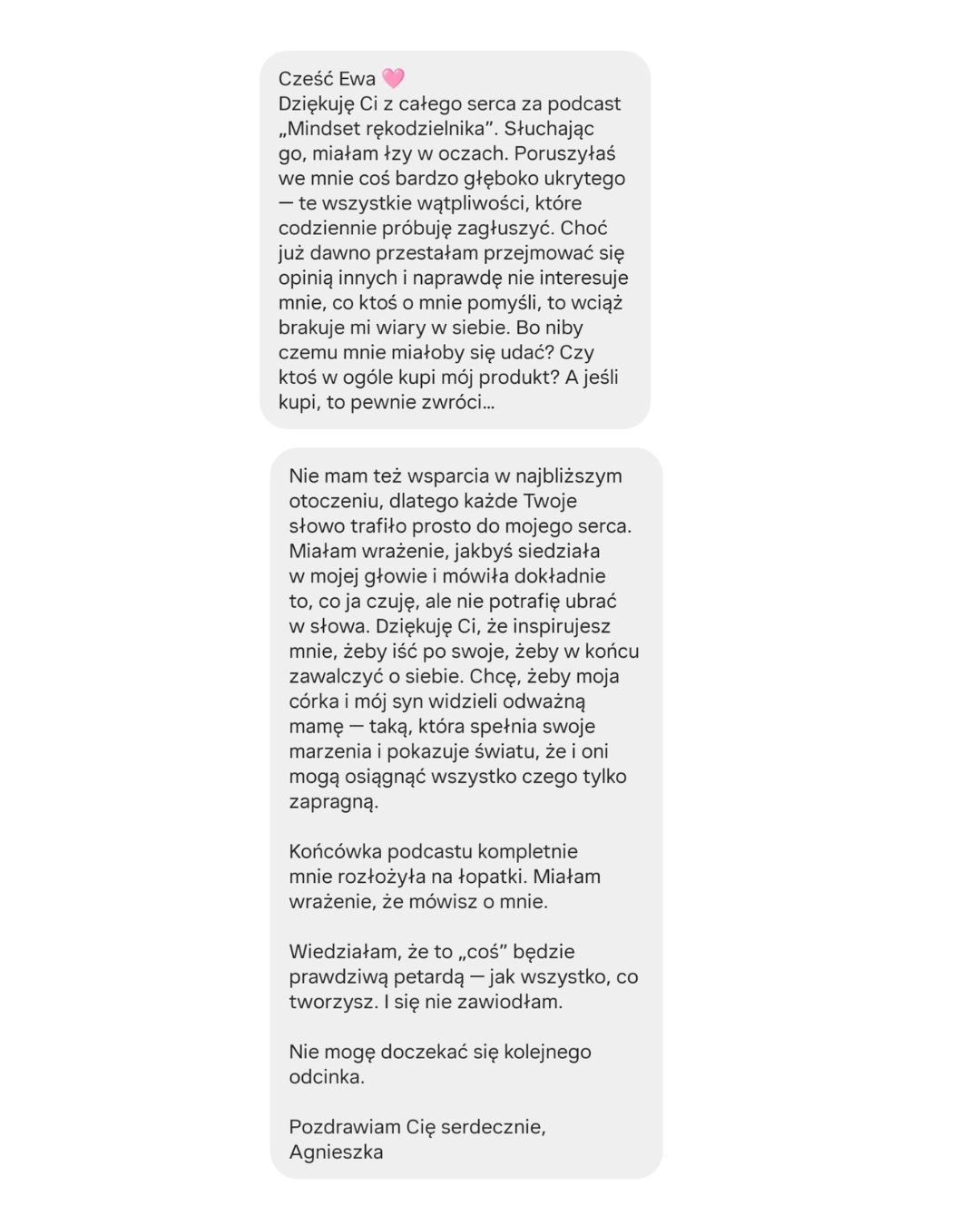 Opinia zadowolonej klientki, która słucha podcastu