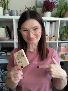 Na grafice znajduje się Ewa Szczepańska