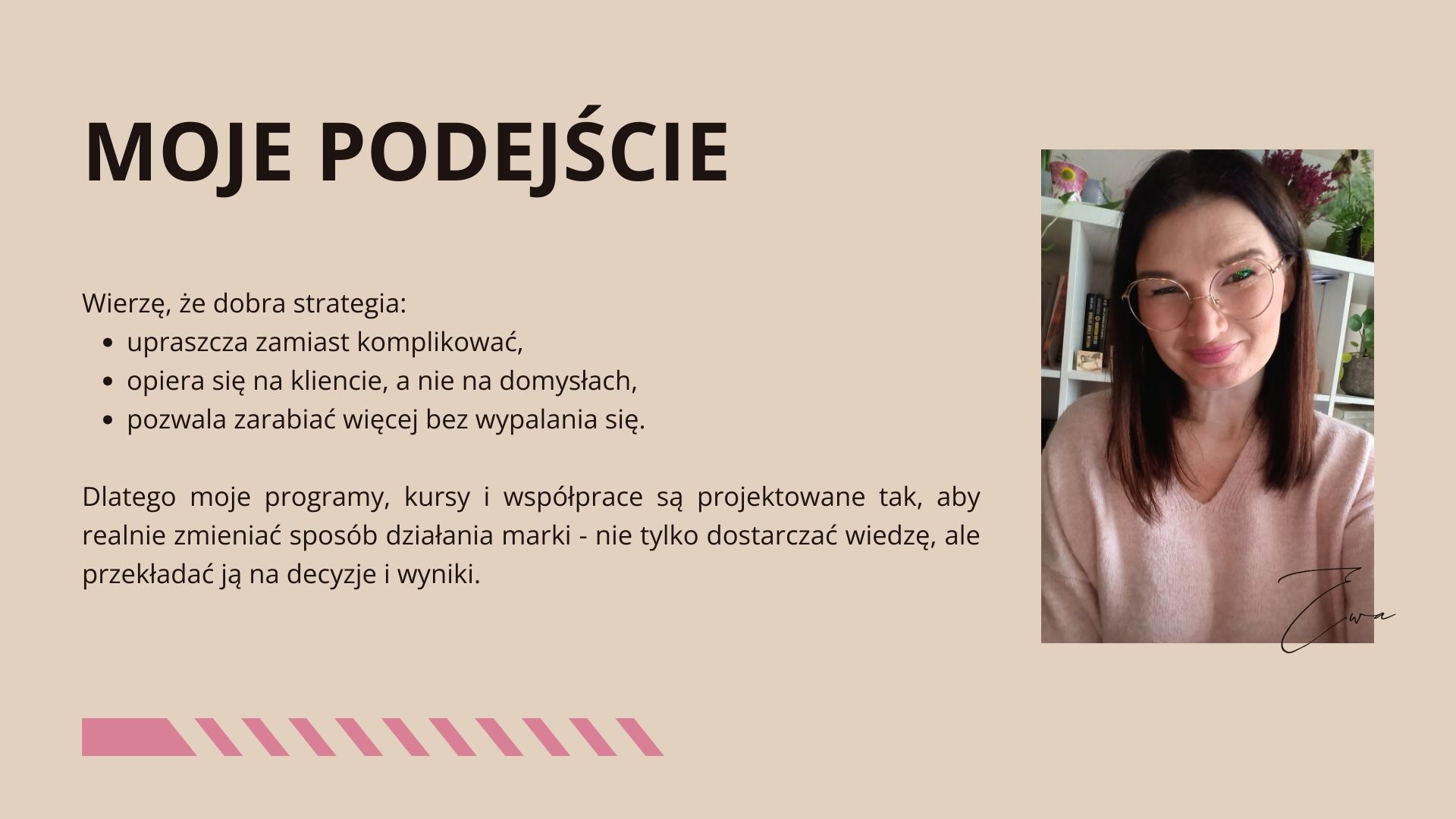 Portret stratega sprzedaży ilustrujący podejście oparte na prostocie, kliencie i zrównoważonym wzroście.