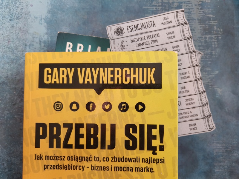 Darmowe zakładki do książek do druku - ilustracja stosu książek z tytułami bestsellerów o biznesie, pieniądzach i rozwoju osobistym