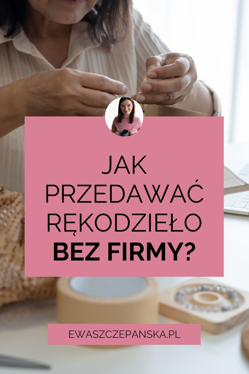 Okłądka wpisu blogowego, w którym ekspertka sprzedaży rękodzieła tłumaczy, jak sprzedawać rękodzieło bez firmy.
