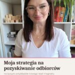 Ewa Szczepańska w białej bluzce i okularach, uśmiechnięta, na tle regału z roślinami i książkami - okładka z tytułem "Moja strategia na pozyskiwanie odbiorców - na żywym przykładzie nowego lead magnetu"