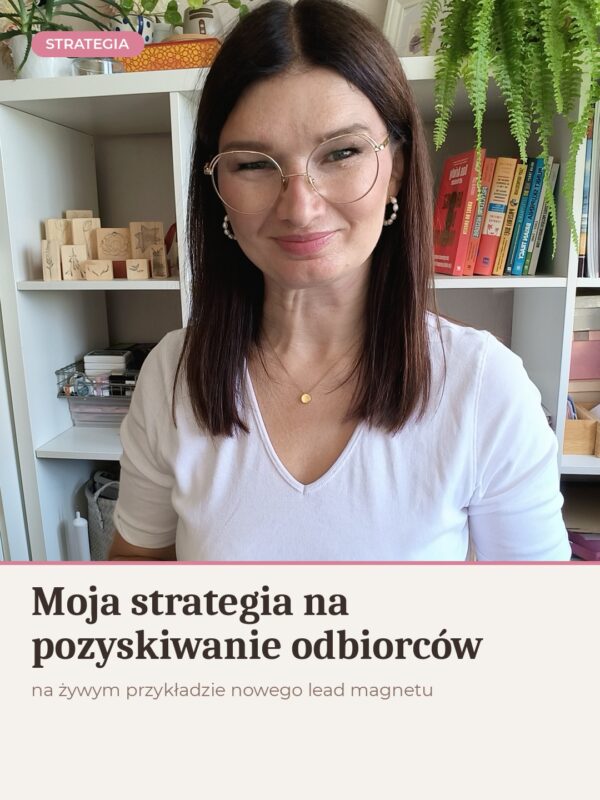 Ewa Szczepańska w białej bluzce i okularach, uśmiechnięta, na tle regału z roślinami i książkami - okładka z tytułem "Moja strategia na pozyskiwanie odbiorców - na żywym przykładzie nowego lead magnetu"